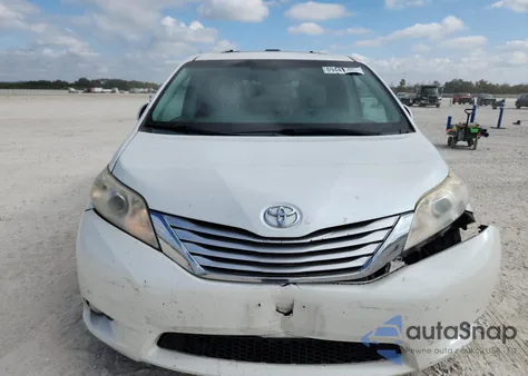 2014 Toyota Sienna Xle z USA, uszkodzony, nr VIN 5TDYK3DC3ES464794
